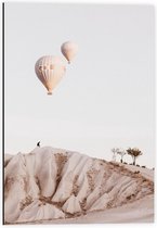 Dibond - Luchtballonnen boven Bergweg - 40x60cm Foto op Aluminium (Wanddecoratie van metaal)