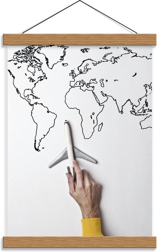 Schoolplaat – Vliegtuig op Getekende Wereldkaart - 30x40cm Foto op Textielposter (Wanddecoratie op Schoolplaat)