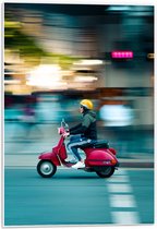 Forex - Rijdende Rode Scooter door Stad - 40x60cm Foto op Forex