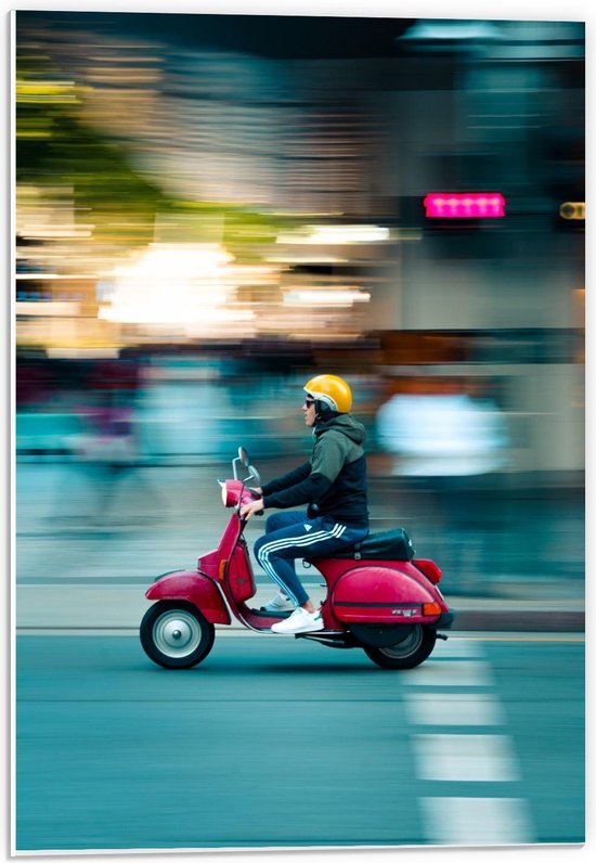 Forex - Rijdende Rode Scooter door Stad - 40x60cm Foto op Forex