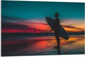 Acrylglas - Surfer op Strand Zonsondergang - 120x80cm Foto op Acrylglas (Met Ophangsysteem)