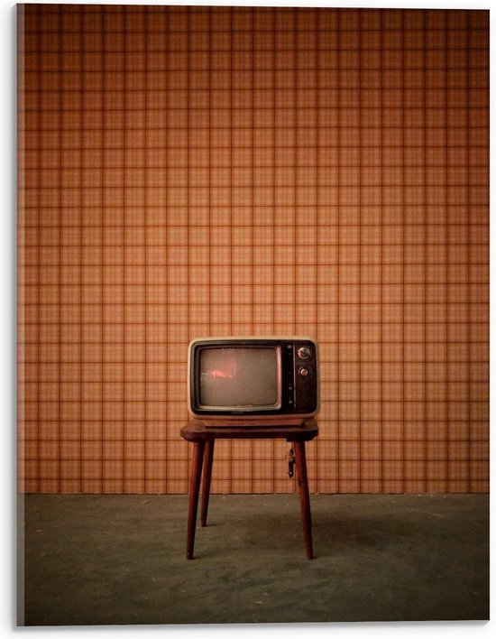 Acrylglas - Oude Televisie op Krukje voor Oranje Muur - 30x40cm Foto op Acrylglas (Wanddecoratie op Acrylglas)