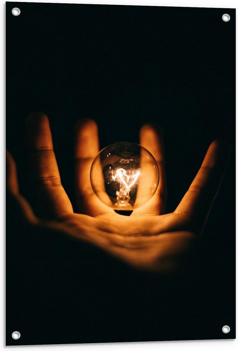 Tuinposter – Lichtgevende Gloeilamp in Handen met Zwarte Achtergrond - 60x90cm Foto op Tui