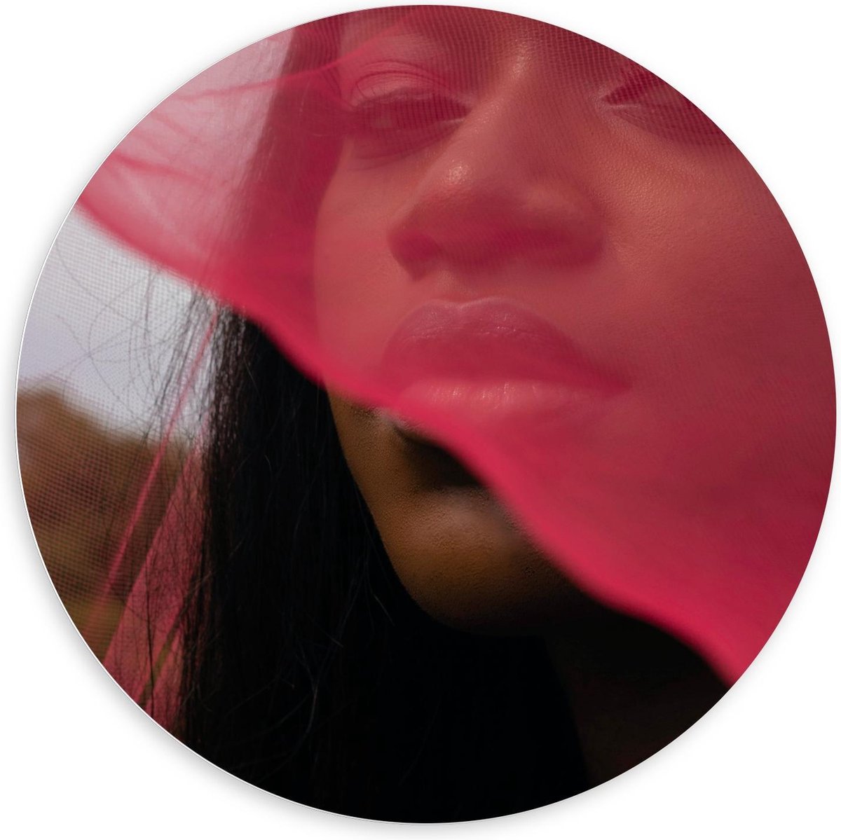 Forex Wandcirkel - Foto van Vrouw met Roze Mesh Stof voor Gezicht - 100x100cm Foto op Wandcirkel (met ophangsysteem)