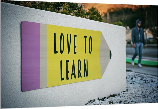 Dibond - ''Love to Learn'' op Bord in vorm van Potlood - 150x100cm Foto op Aluminium (Met Ophangsysteem)