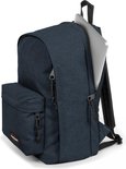 Donkerblauwe Eastpak rugzak met laptop.