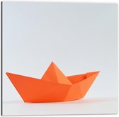 Dibond - Gevouwen Oranje Bootje - 50x50cm Foto op Aluminium (Wanddecoratie van metaal)