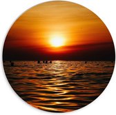 Forex Wandcirkel - Mensen in Zee tijdens Zonsondergang - 70x70cm Foto op Wandcirkel (met ophangsysteem)