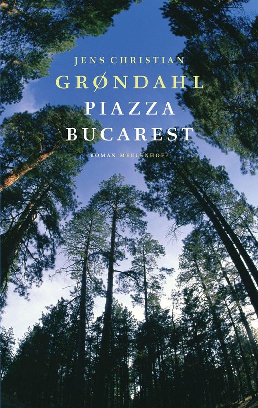 Boek 'Piazza Bucarest' van Jens Christian Grøndahl, met de titel groot gedrukt tegen een hemel met boomtoppen.