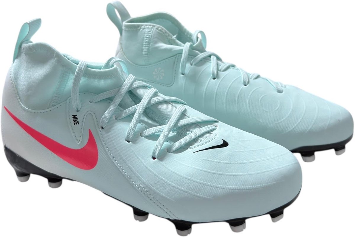 Nike Jr Phantom Luna II ACAD F/MG voetbalschoenen in lichtblauw met roze details, maat 33, geschikt voor grasvelden.