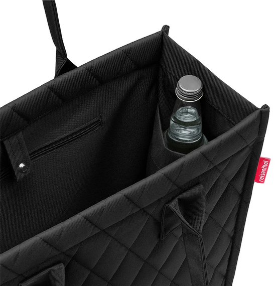 Zwarte Reisenthel shopper met ruitjespatroon, open vakken en een fles.
