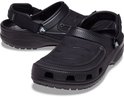 Zwarte Crocs klompen met bandje, witte stiksels en gestreepte voorzijde.