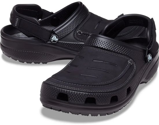 Zwarte Crocs klompen met bandje, witte stiksels en gestreepte voorzijde.