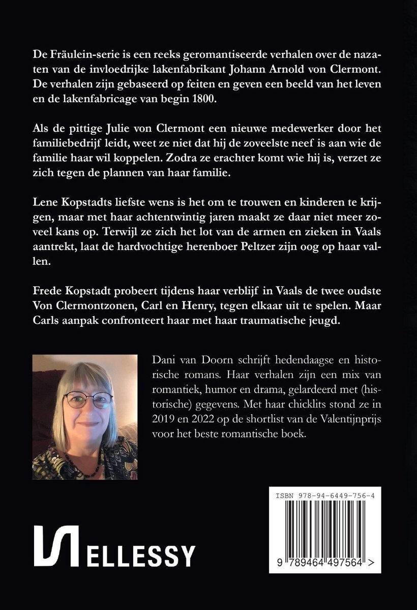 Vrouw met grijs haar, glimlachend, met een zwarte halsketting en een paarse blouse.