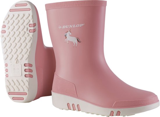 Roze Dunlop regenlaarzen, één laars met witte zool en eenhoorn-opdruk, de andere is de zool.