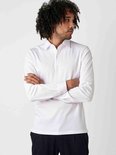 Man met gekruiste armen in wit longsleeve poloshirt en donkerblauwe broek.