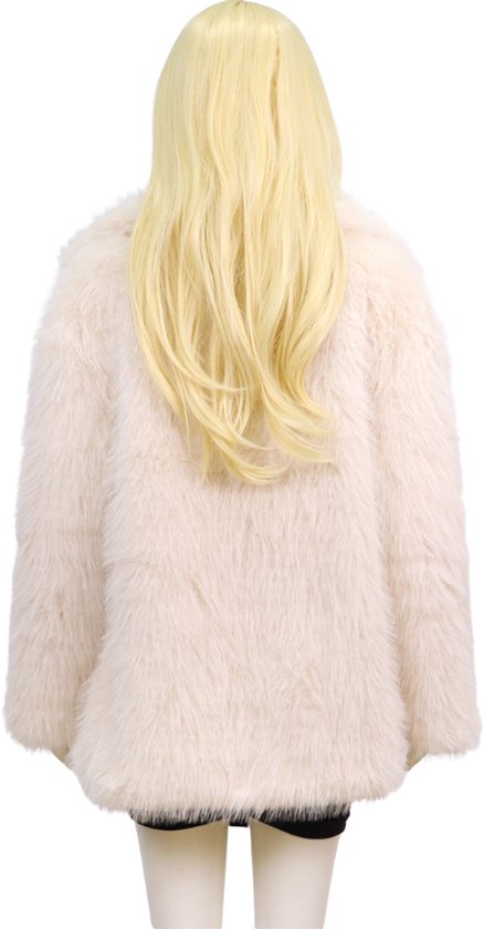 Achterkant van een crèmekleurige nepbontjas met lange mouwen, gedragen over een zwarte jurk, op een pop met blond haar.