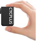 Hand houdt kleine zwarte CYCPLUS mini-fietspomp vast.