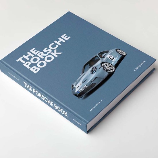 Blauwgrijze Porsche 911 met nummer 63 op de deur, voorkant van het boek.