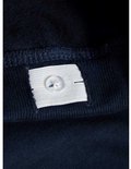 Detail van een verstelbare tailleband met knoopsluiting aan de binnenkant van een navy joggingbroek.