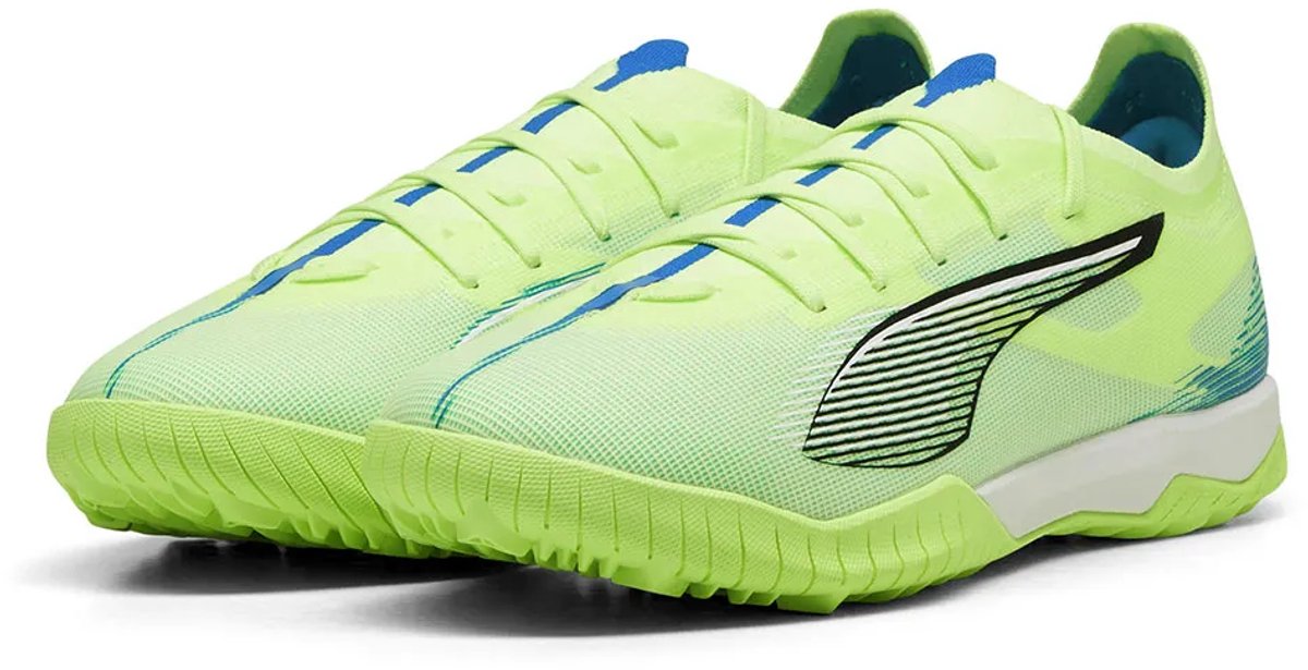 Groene Puma Ultra 5 Match TT voetbalschoenen voor mannen, lichtgewicht met rubberen buitenzool en stabiliserend steunframe.