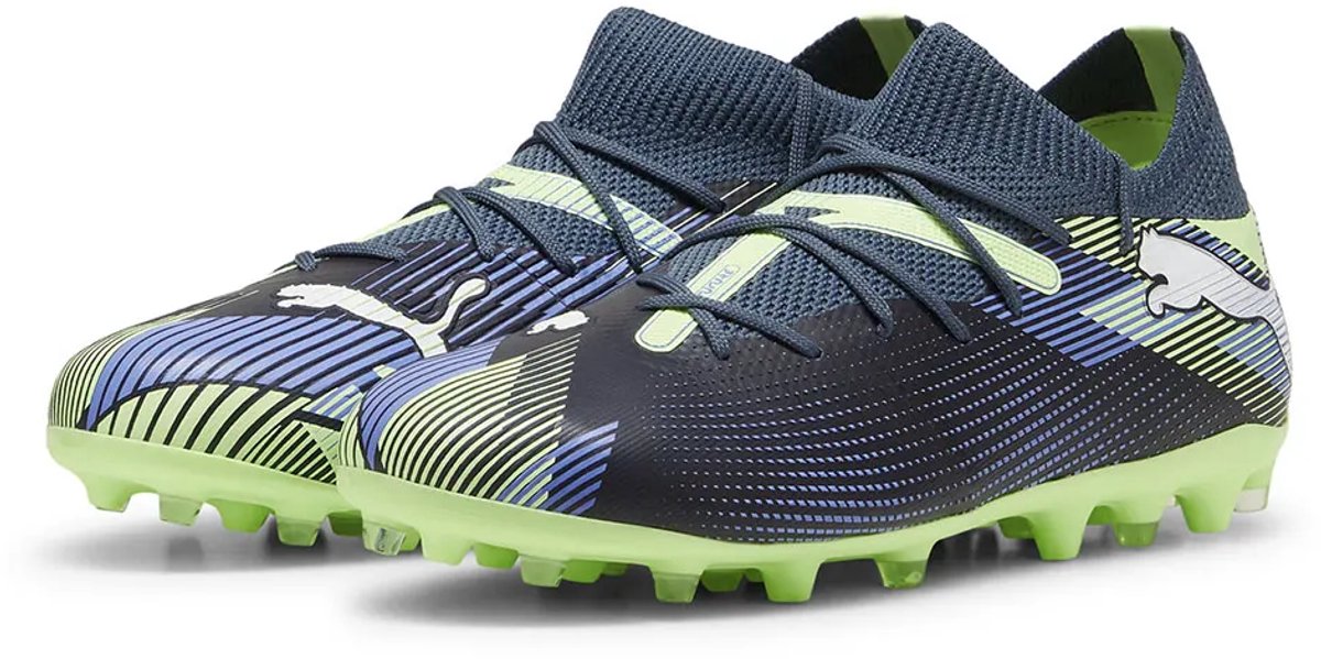 Puma Future 7 Match Mg Jr voetbalschoenen in blauw en zwart met elastische kraag en lichtgewicht synthetisch bovenwerk.