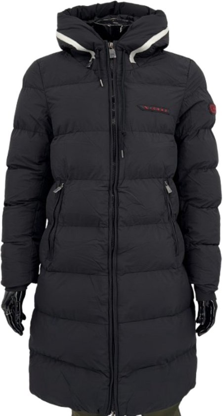 Zwarte lange pufferjas met capuchon, gedragen door een model met handschoenen, van voren gezien.