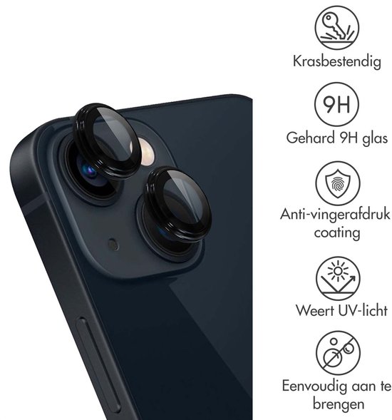 Zwarte camera lensbeschermers op een donkerblauwe iPhone, met vermelding van krasbestendigheid, 9H glas, anti-vingerafdruk coating en UV-licht weerstand.