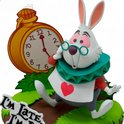 Witte konijn met bril, vest met hart, naast een gele zakhorloge en een bordje 'I'm late, I'm late'.