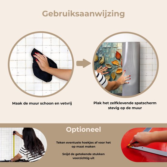 Afbeelding toont de installatie van een spatscherm. Eerst wordt de muur schoongemaakt, daarna wordt de zelfklevende folie geplakt. Optioneel: markeer en knip hoeken.