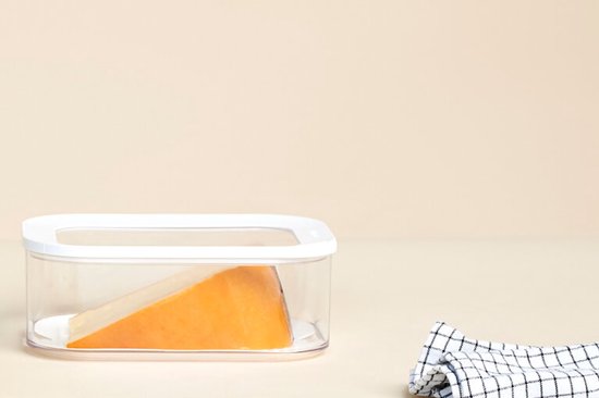 Transparante koelbox met een witte deksel, met een stuk oranje kaas erin.