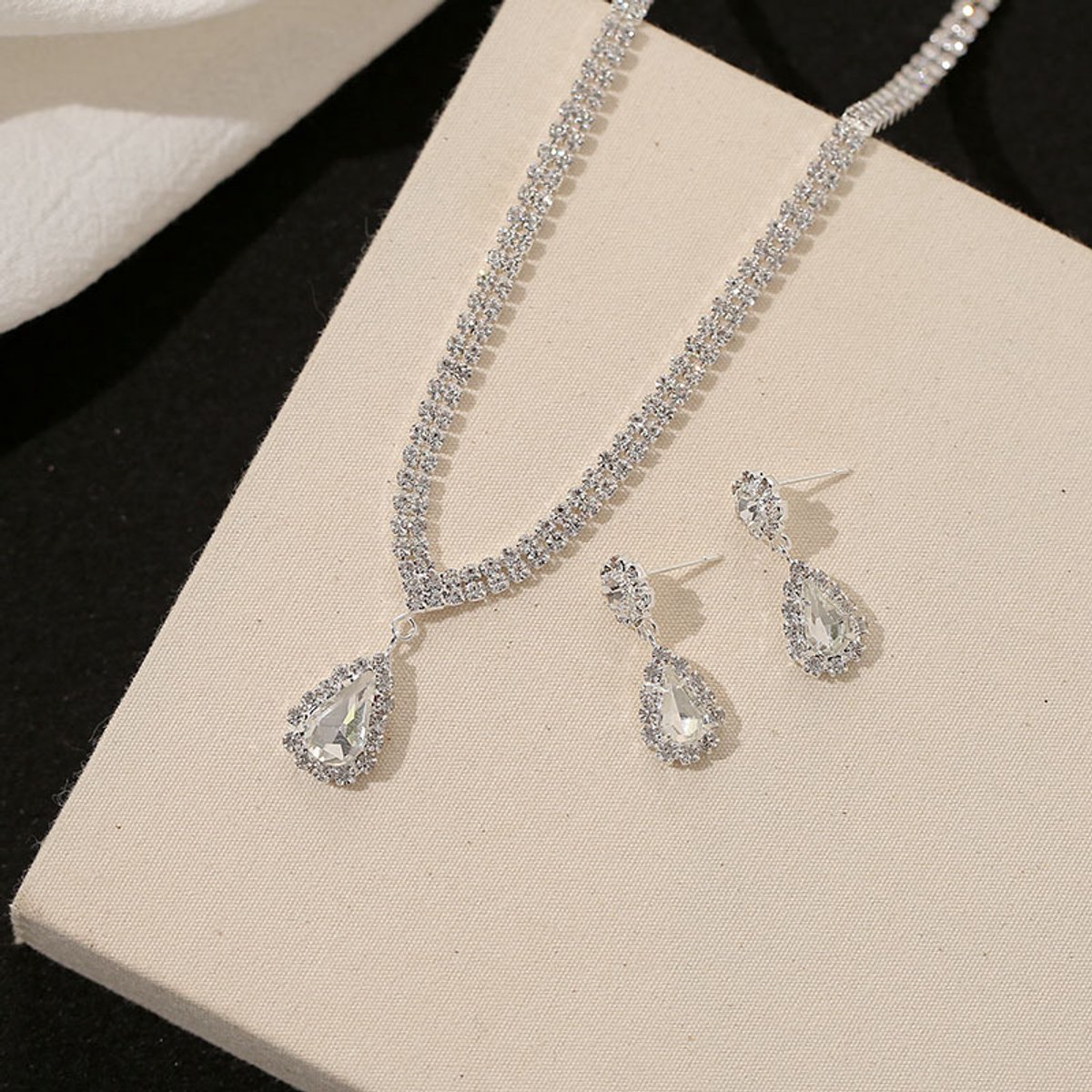 Sieradenset/Geometrische waterdruppel hanger sleutelbeenketting oorbellen tweedelig set/Licht luxe veelzijdige prachtige set