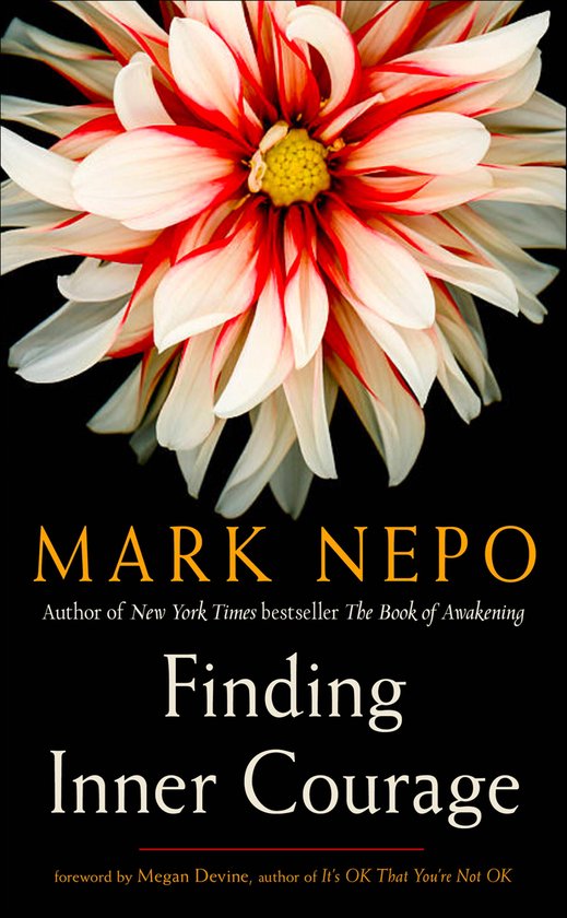 Boek 'Finding Inner Courage' van Mark Nepo met een witte en rode bloem op de kaft.