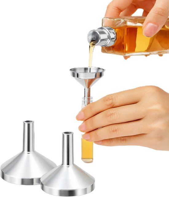 Een handen gebruikt een zilverkleurige metalen trechter om gele vloeistof uit een glazen fles in een klein glazen flesje te gieten. Twee andere trechters op de achtergrond.