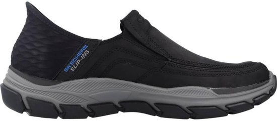 Zwarte Skechers Slip-ins met grijze zool en Goodyear logo.