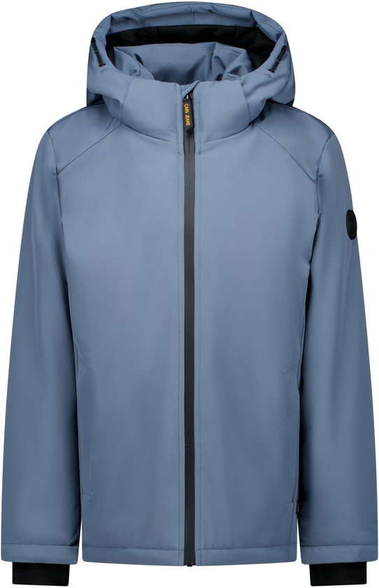 Blauwe jongensjas met capuchon, rits, geel label en logo op de mouw.