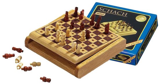 Houten mini-schaakspel met bruine en lichte stukken, op een bord met 32x32 mm velden. De doos vermeldt 'SCHACH mini'.