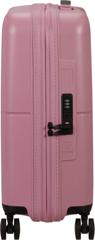 Zijkant van een roze koffer met rits, TSA-slot en zwarte wielen.
