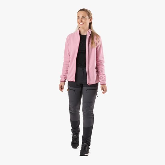 Vrouw die wandelt in een roze fleecevest en een donkergrijze outdoorbroek.