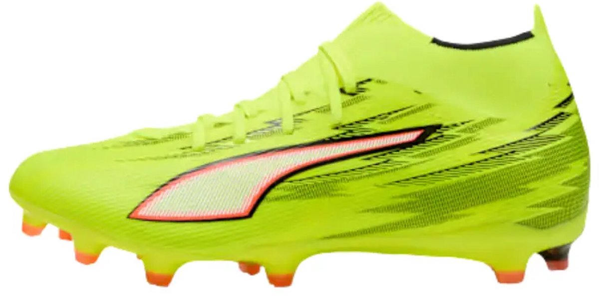 Puma Ultra 6 Match+ FG/AG voetbalschoenen in felgeel, met technisch mesh bovenwerk en opvallende SPEEDSYSTEM-buitenzool.