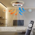 Ventilator op plafond, met houten rand; toont luchtstroom (oranje) en verkoeling (blauw). Afstandsbediening in beeld.