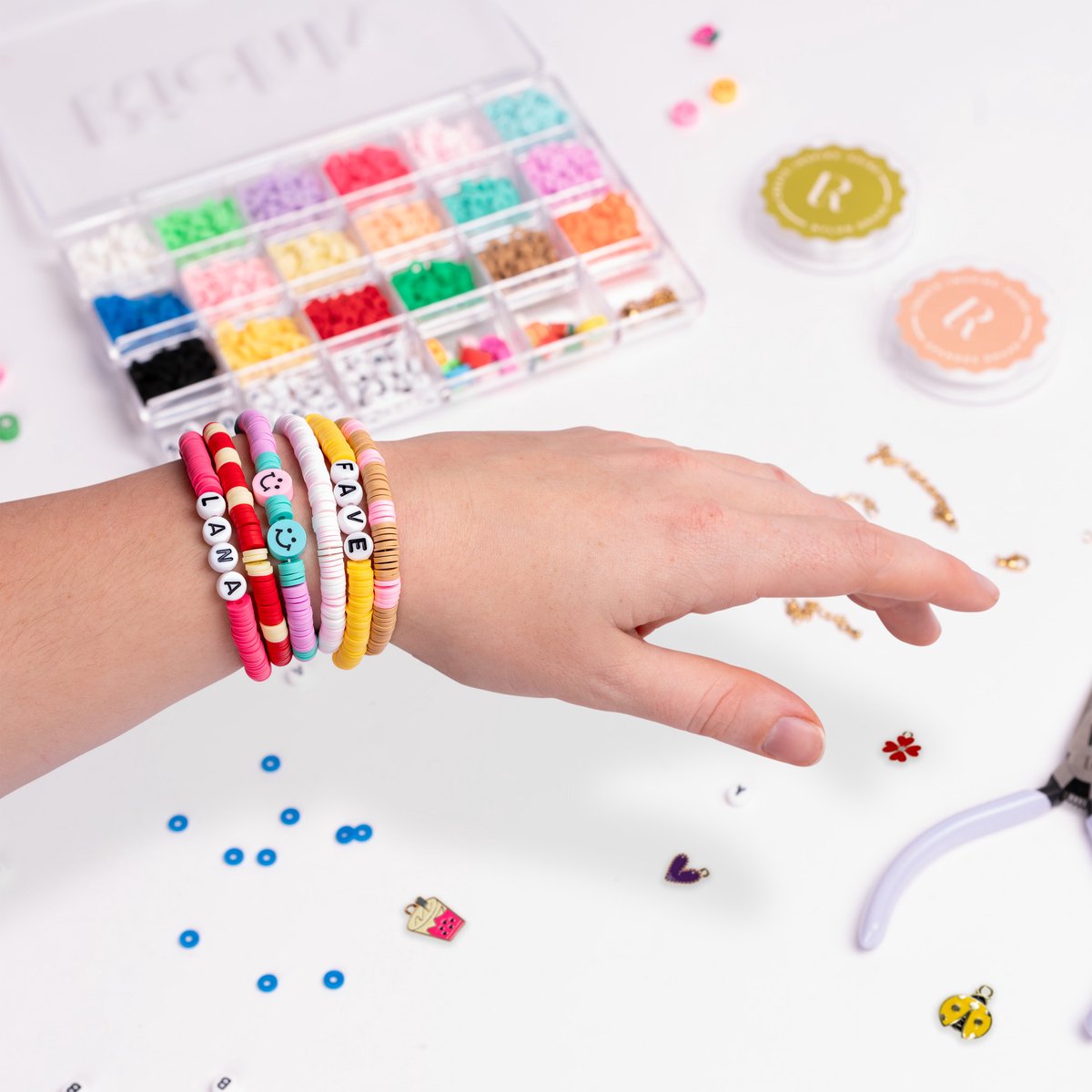 Richly® Kralen set Katsuki - Armbandjes maken meisjes - gratis E-BOOK - 6 Bedels - Sieraden Maken - Letterkralen - Kralen ketting - Knutselen meisjes - Gouden RVS-accessoires — afbeelding 2