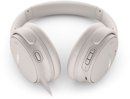 Lichtroze Bose koptelefoon, zilverkleurig logo, met bedieningselementen en kabel.