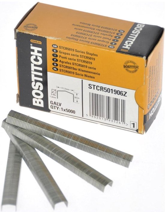 Bostitch STCR50196Z nietjes, 6mm hoog. Een doos van 5000 nietjes ligt naast een stapel losse nietjes.
