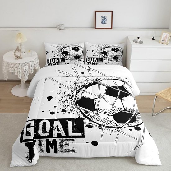 Wit dekbedovertrek met zwart voetbaldesign en "GOAL TIME" print op een opgemaakt bed. Twee kussenslopen met hetzelfde design.