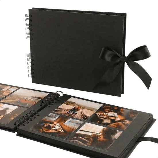 Zwart fotoalbum met ringband, versierd met een zwarte strik. Openliggend met foto's erin.
