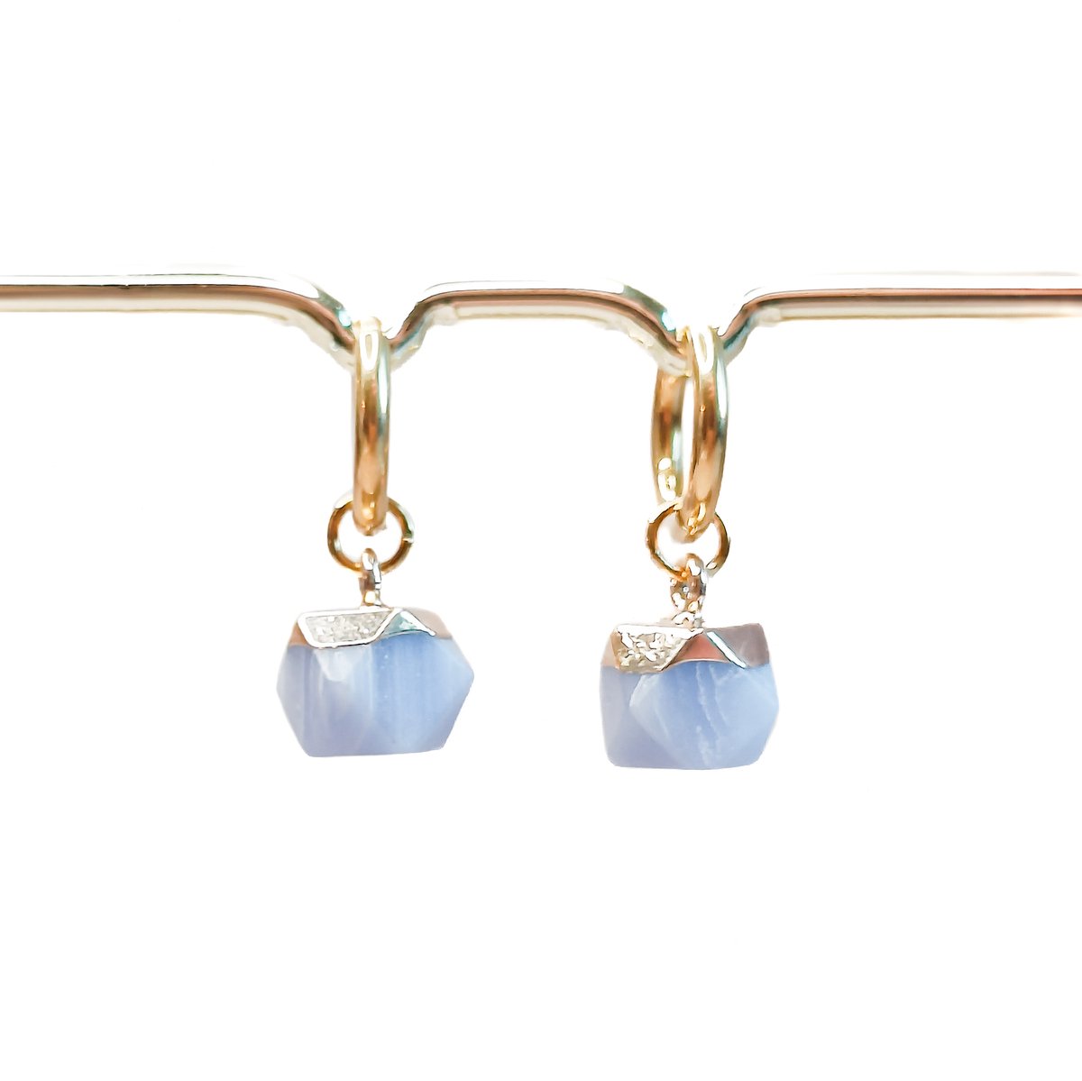 Ava & Imber | Dot Hoops Aquamarijn | Subtiele Edelsteen Hoops Oorbellen | 10mm Hoop | 18k PVD Gecoat Stainless Steel | Geleverd in Cadeaudoosje