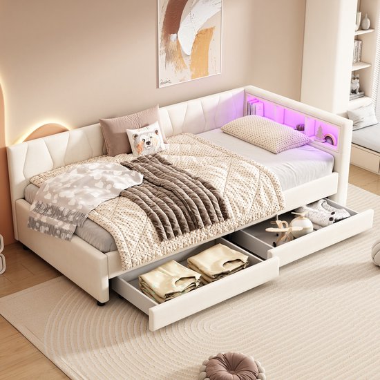 Wit dagbed met diamantpatroon hoofdbord, deken, kussens, open hoofdeinde met LED-verlichting, en twee uitgetrokken lades met opbergruimte.