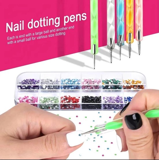 Nail dotting pens met gekleurde handvatten, een doosje met strass-steentjes en een hand die steentjes aanbrengt.