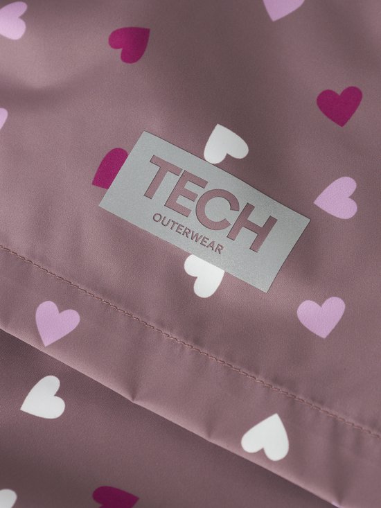 Detail van roze regenjas met all-over hartjesprint en een TECH OUTERWEAR label.
